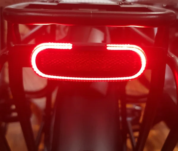 Fuxon Gepäckträgerrücklicht R-100-EB Mit Standlicht 50mm Schraubenabstand 6-12V Gleichspannung 4